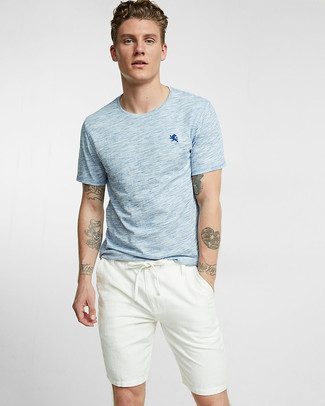 Come indossare e abbinare pantaloncini bianchi per un uomo di 20 anni in modo casual: Sfrutta gli abiti più adatti al tempo libero con questa combinazione di una t-shirt girocollo azzurra e pantaloncini bianchi.