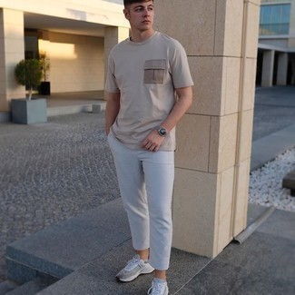 Look alla moda per uomo: T-shirt girocollo beige, Chino grigi, Scarpe sportive grigie, Orologio argento