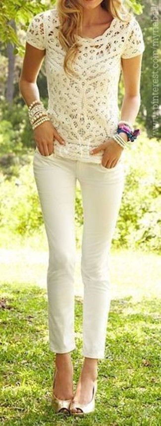 Quale jeans indossare con décolleté gialli in estate 2024: Prova a combinare una t-shirt girocollo di pizzo beige con jeans per un look raffinato per il tempo libero. Completa questo look con un paio di décolleté gialli. Un outfit splendido per essere elegante e perfettamente alla moda anche in questi mesi estivi.