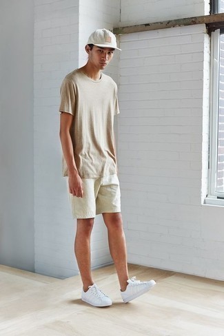 Look alla moda per uomo: T-shirt girocollo beige, Pantaloncini bianchi, Sneakers basse in pelle bianche, Berretto da baseball bianco