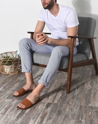 Come indossare e abbinare sandali quando fa molto caldo: Potresti combinare una t-shirt girocollo bianca con chino azzurri per affrontare con facilità la tua giornata. Per un look più rilassato, opta per un paio di sandali.