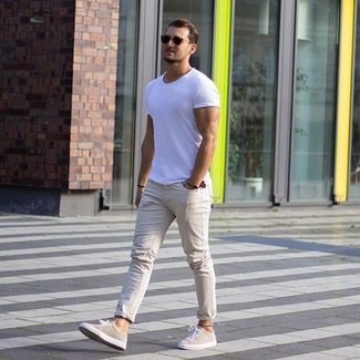 Look alla moda per uomo: T-shirt girocollo bianca, Chino beige, Scarpe da ginnastica di tela beige
