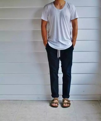 Quale chino indossare con sandali beige: Prova a combinare una t-shirt girocollo bianca con chino per un look spensierato e alla moda. Per distinguerti dagli altri, scegli un paio di sandali beige come calzature.