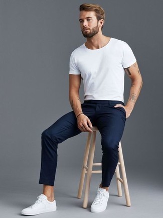 Quale sneakers basse indossare con chino blu per un uomo di 30 anni in estate 2024: Prova a combinare una t-shirt girocollo bianca con chino blu per un look semplice, da indossare ogni giorno. Rifinisci questo look con un paio di sneakers basse. Questo è l'outfit splendido per l’estate.
