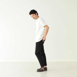 Trend da uomo 2024 in modo rilassato: Potresti indossare una t-shirt girocollo bianca e chino neri per vestirti casual. Se non vuoi essere troppo formale, scegli un paio di sandali in pelle marrone scuro.