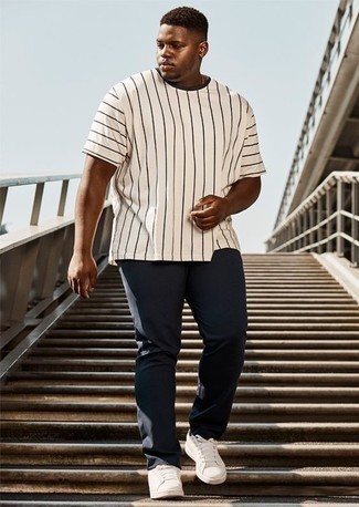 Look alla moda per uomo: T-shirt girocollo a righe verticali bianca e nera, Chino blu scuro, Sneakers basse in pelle bianche, Calzini neri