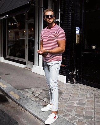 Look alla moda per uomo: T-shirt girocollo a righe orizzontali bianca e rossa, Chino azzurri, Sneakers basse in pelle bianche, Occhiali da sole neri