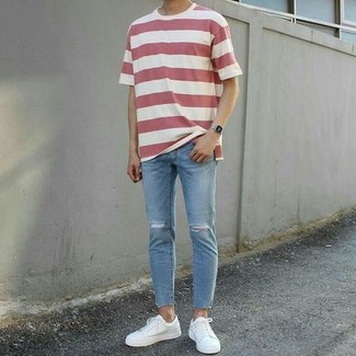 Look alla moda per uomo: T-shirt girocollo a righe orizzontali bianca e rossa, Jeans aderenti strappati azzurri, Sneakers basse in pelle bianche, Orologio argento