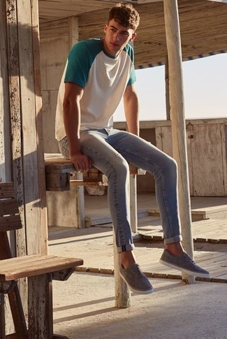 Come indossare e abbinare jeans aderenti grigio scuro in estate 2024: Scegli un outfit composto da una t-shirt girocollo bianca e verde e jeans aderenti grigio scuro per un'atmosfera casual-cool. Un bel paio di sneakers basse di tela grigie è un modo semplice di impreziosire il tuo look. È buona idea per l’estate!