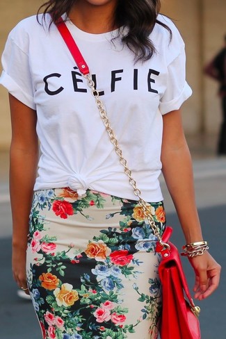 Look alla moda per donna: T-shirt girocollo bianca, Gonna a tubino a fiori multicolore, Borsa a tracolla rossa