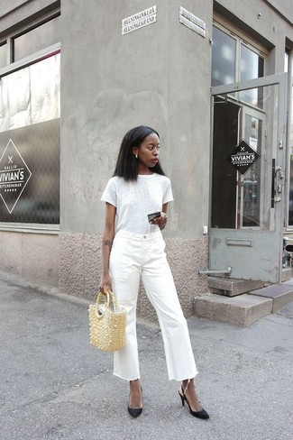 Come indossare e abbinare pantaloni di jeans: Vestiti con una t-shirt girocollo bianca e pantaloni di jeans per un pigro brunch domenicale. Décolleté in pelle neri sono una eccellente scelta per completare il look.