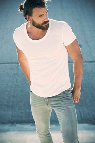 Come indossare e abbinare pantaloni acqua per un uomo di 30 anni in estate 2024: Mostra il tuo stile in una t-shirt girocollo bianca con pantaloni acqua per una sensazione di semplicità e spensieratezza. Questo è il look indispensabile per l’estate.