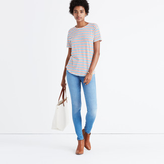 Come indossare e abbinare jeans aderenti azzurri: Prova a combinare una t-shirt girocollo a righe orizzontali bianca con jeans aderenti azzurri per un outfit comodo ma studiato con cura. Stivaletti in pelle marroni sono una gradevolissima scelta per completare il look.