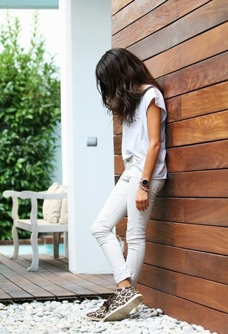 Look alla moda per donna: T-shirt girocollo bianca, Jeans aderenti bianchi, Chukka in pelle scamosciata leopardate bianche
