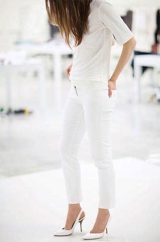 Come indossare e abbinare jeans bianchi per una donna di 30 anni in modo smart-casual: Mostra il tuo stile in una t-shirt girocollo bianca con jeans bianchi per un look raffinato per il tempo libero. Décolleté in pelle bianchi sono una eccellente scelta per completare il look.