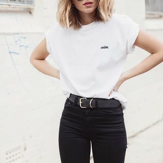 Come indossare e abbinare una cintura nera in modo casual: Scegli un outfit composto da una t-shirt girocollo bianca e una cintura nera per un look comfy-casual.