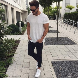 Quale jeans aderenti indossare con sneakers basse bianche in estate 2024: Prova a combinare una t-shirt girocollo bianca con jeans aderenti per un'atmosfera casual-cool. Prova con un paio di sneakers basse bianche per dare un tocco classico al completo. Ecco un look perfetto per questa estate.