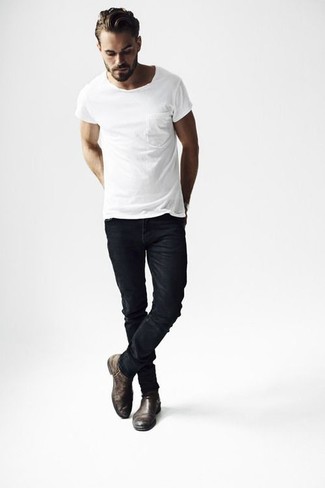 Look alla moda per uomo: T-shirt girocollo bianca, Jeans aderenti neri, Stivali chelsea in pelle marrone scuro