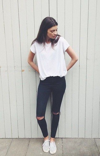 Look alla moda per donna: T-shirt girocollo bianca, Jeans aderenti strappati neri, Sneakers basse di tela grigie