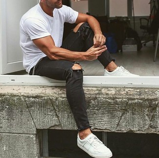 Look alla moda per uomo: T-shirt girocollo bianca, Jeans aderenti strappati neri, Sneakers basse in pelle bianche