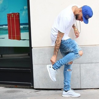 Look alla moda per uomo: T-shirt girocollo bianca, Jeans strappati azzurri, Scarpe sportive grigie, Berretto da baseball blu