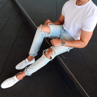 Look alla moda per uomo: T-shirt girocollo bianca, Jeans strappati azzurri, Sneakers basse in pelle bianche, Orologio argento