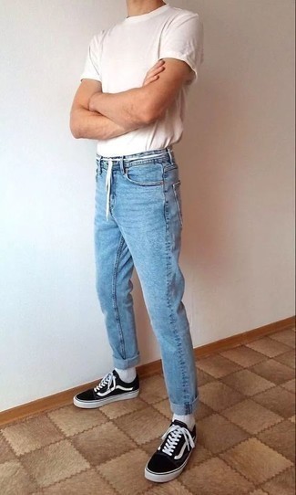 Come indossare e abbinare jeans con sneakers basse per un uomo di 20 anni quando fa molto caldo: Vestiti con una t-shirt girocollo bianca e jeans per un look spensierato e alla moda. Sneakers basse sono una splendida scelta per completare il look.