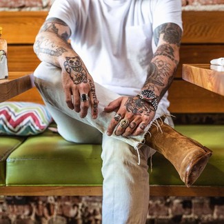 Come indossare e abbinare jeans con stivali texani per un uomo di 30 anni in estate 2024: Mostra il tuo stile in una t-shirt girocollo bianca con jeans per vestirti casual. Stivali texani aggiungono un tocco particolare a un look altrimenti classico. Con questo look estivo non si può mai sbagliare.