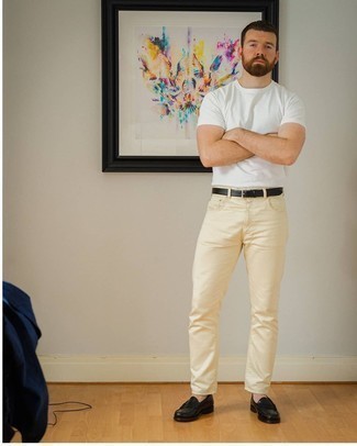 Quale mocassini eleganti indossare con jeans beige per un uomo di 30 anni: Abbina una t-shirt girocollo bianca con jeans beige per un outfit comodo ma studiato con cura. Sfodera il gusto per le calzature di lusso e mettiti un paio di mocassini eleganti.