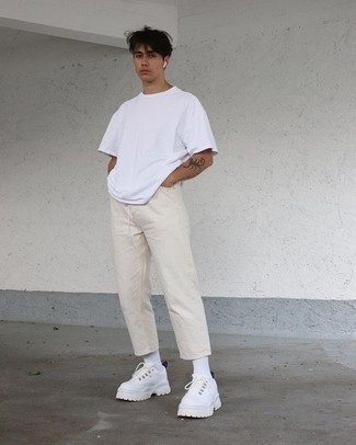 Look alla moda per uomo: T-shirt girocollo bianca, Jeans beige, Sneakers basse di tela bianche, Calzini bianchi