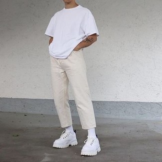Come indossare e abbinare jeans marrone chiaro per un uomo di 20 anni: Questa combinazione di una t-shirt girocollo bianca e jeans marrone chiaro è perfetta per il tempo libero. Perfeziona questo look con un paio di sneakers basse di tela bianche.