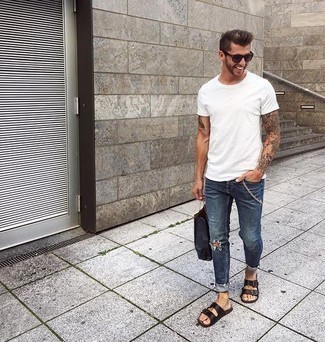 Come indossare e abbinare jeans con sandali quando fa molto caldo: Prova a combinare una t-shirt girocollo bianca con jeans per un look perfetto per il weekend. Aggiungi un tocco fantasioso indossando un paio di sandali.