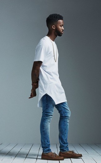 Look alla moda per uomo: T-shirt girocollo bianca, Jeans blu, Scarpe da barca in pelle marroni
