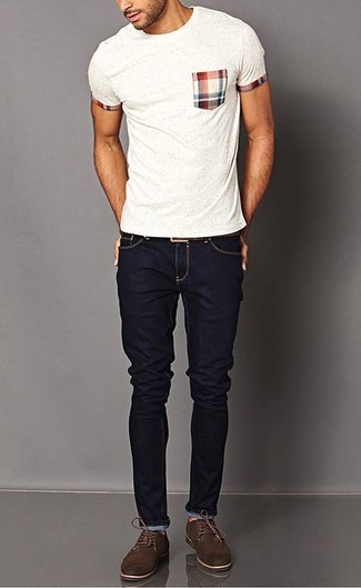Come indossare e abbinare jeans con scarpe derby in modo casual: Prova a combinare una t-shirt girocollo bianca con jeans per un fantastico look da sfoggiare nel weekend. Sfodera il gusto per le calzature di lusso e opta per un paio di scarpe derby.