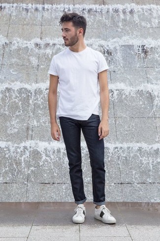 Quale jeans indossare con sneakers basse bianche e nere quando fa molto caldo: Potresti indossare una t-shirt girocollo bianca e jeans per vestirti casual. Sneakers basse bianche e nere sono una gradevolissima scelta per completare il look.