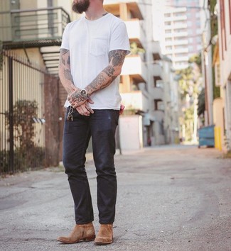 Quale jeans indossare con stivali texani marrone chiaro in modo rilassato: Combina una t-shirt girocollo bianca con jeans per un fantastico look da sfoggiare nel weekend. Se non vuoi essere troppo formale, scegli un paio di stivali texani marrone chiaro come calzature.