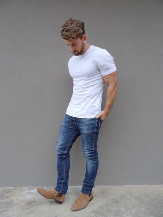 Quale jeans indossare con stivali chelsea beige quando fa molto caldo in modo smart-casual: Combina una t-shirt girocollo bianca con jeans per vestirti casual. Indossa un paio di stivali chelsea beige per un tocco virile.