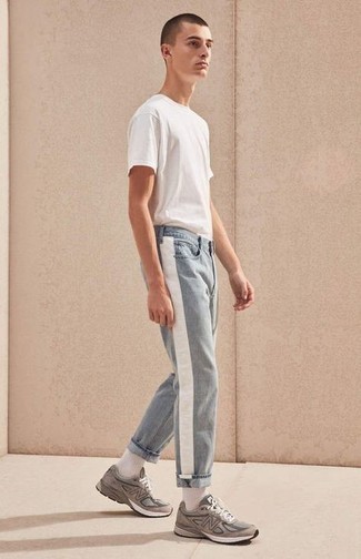 Come indossare e abbinare jeans in modo rilassato: Opta per una t-shirt girocollo bianca e jeans per vestirti casual. Scegli un paio di scarpe sportive marroni per un tocco più rilassato.
