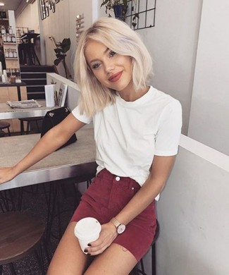 Come indossare e abbinare una minigonna rossa in estate 2024: Mostra il tuo stile in una t-shirt girocollo bianca con una minigonna rossa per un look perfetto per il weekend. Ecco una magnifica idea per creare uno splendido look estivo.