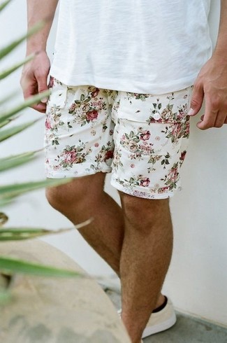 Look alla moda per uomo: T-shirt girocollo bianca, Pantaloncini a fiori beige, Scarpe da ginnastica di tela beige