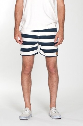 Look alla moda per uomo: T-shirt girocollo bianca, Pantaloncini a righe orizzontali bianchi e blu scuro, Sneakers basse di tela bianche