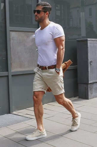 Quale pantaloncini indossare con una t-shirt girocollo bianca in estate 2024: Coniuga una t-shirt girocollo bianca con pantaloncini per un look semplice, da indossare ogni giorno. Sfodera il gusto per le calzature di lusso e scegli un paio di scarpe da ginnastica di tela beige. Ecco un look estivo che non deve mancare per l’estate.