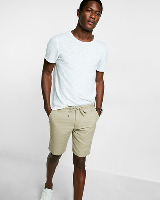 Look alla moda per uomo: T-shirt girocollo bianca, Pantaloncini beige, Sneakers basse in pelle bianche