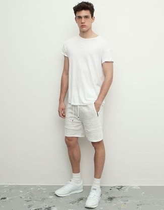 Look alla moda per uomo: T-shirt girocollo bianca, Pantaloncini bianchi, Scarpe sportive bianche, Calzini bianchi
