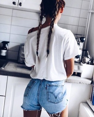 Come indossare e abbinare una t-shirt girocollo bianca in estate 2024: Potresti combinare una t-shirt girocollo bianca con pantaloncini di jeans azzurri e sarai un vero sballo. Una fantastica idea per essere cool e alla moda anche in estate.