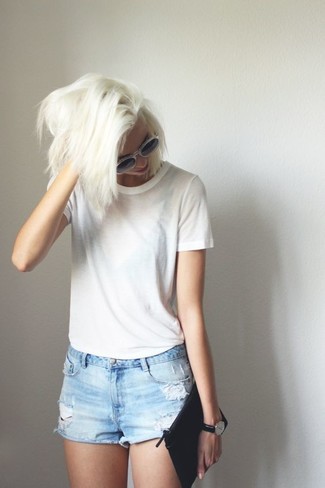 Come indossare e abbinare una t-shirt girocollo bianca per una donna di 30 anni in modo rilassato: Opta per una t-shirt girocollo bianca e pantaloncini di jeans strappati azzurri per un look comfy-casual.
