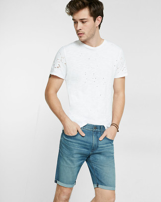 Come indossare e abbinare una t-shirt girocollo bianca con pantaloncini di jeans blu scuro per un uomo di 20 anni: Sfrutta gli abiti più adatti al tempo libero con questa combinazione di una t-shirt girocollo bianca e pantaloncini di jeans blu scuro.