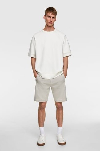 Look alla moda per uomo: T-shirt girocollo bianca, Pantaloncini grigi, Sneakers basse di tela bianche, Calzini bianchi