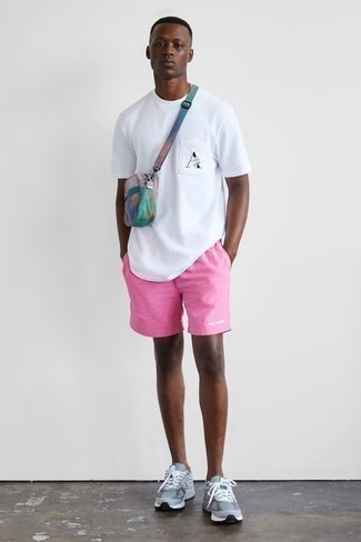 Quale scarpe sportive indossare con pantaloncini rosa: Per un outfit della massima comodità, abbina una t-shirt girocollo stampata bianca con pantaloncini rosa. Scegli uno stile casual per le calzature con un paio di scarpe sportive.