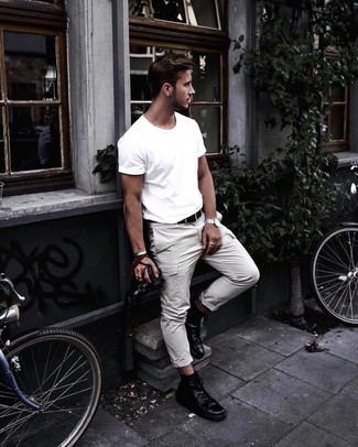 Come indossare e abbinare pantaloni cargo in modo rilassato: Combina una t-shirt girocollo bianca con pantaloni cargo per un outfit rilassato ma alla moda. Sneakers alte in pelle nere sono una eccellente scelta per completare il look.